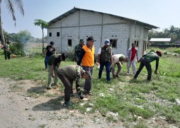 Babinsa Koramil 03 Cabangbungin Bersama Warga Gotong Royong Bersihkan Lokasi Ziarah Keramat Batok
