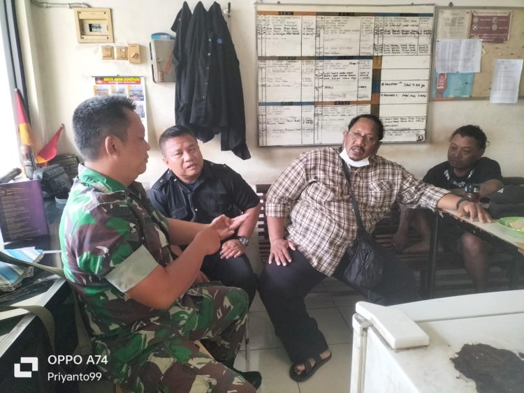 Tingkatkan Kondusifitas Wilayah, Babinsa Jayengan Selipkan Pesan Jaga Stabilitas Keamanan Kepada Security 