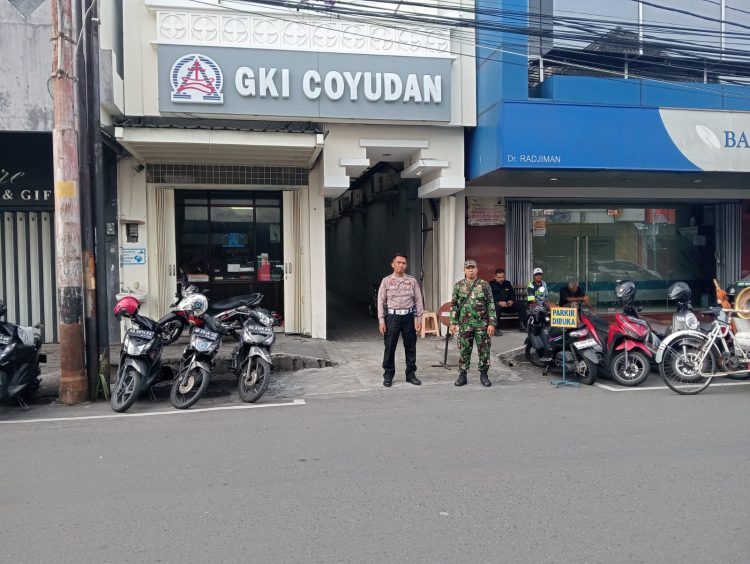 Babinsa Jayengan Amankan Ibadah Minggu Pagi untuk Memberikan Rasa Aman dan Nyaman 