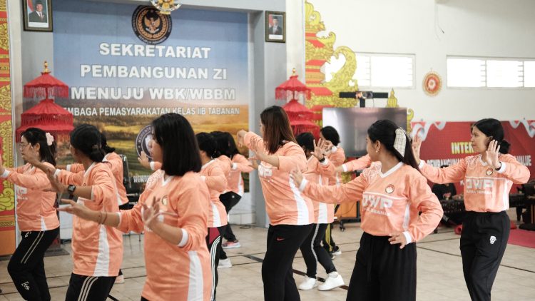 Jelang Upacara Adat, Dharma Wanita Persatuan Latihan Tari Rejang 