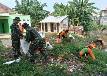 Babinsa Koramil Jatinegara, Bersihkan Fasilitas Umum di Minggu Bersih 