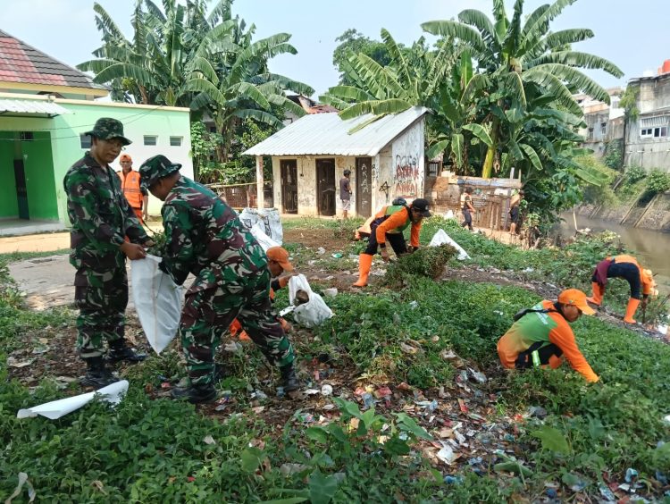 Babinsa Koramil Jatinegara, Bersihkan Fasilitas Umum di Minggu Bersih 