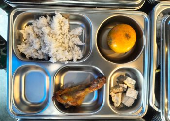 Babinsa Koramil Duren Sawit Kawal Distribusi Makan Bergizi Gratis