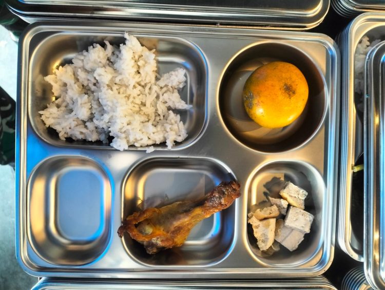 Babinsa Koramil Duren Sawit Kawal Distribusi Makan Bergizi Gratis