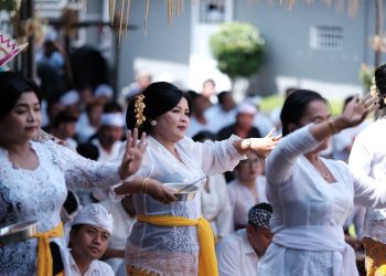 Lapas Tabanan Suguhkan Ritual Tari Rejang Sari dan Tari Topeng Sidakarya di Upacara Piodalan Pura Swagina