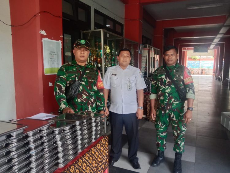 Serentak 5955 Porsi Makanan Bergizi Di Distribusikan Ke 13 Sekolah Wilayah Koramil 03 Pasar Rebo