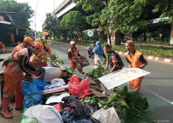 Babinsa Kelurahan Pisangan Timur Melaksanakan Karya Bhakti Membersihkan Sampah