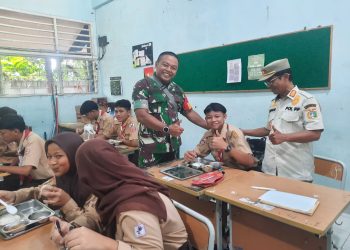 Babinsa Halim Perdanakusuma Bersama BGN Distribusikan Makan Bergizi Gratis 