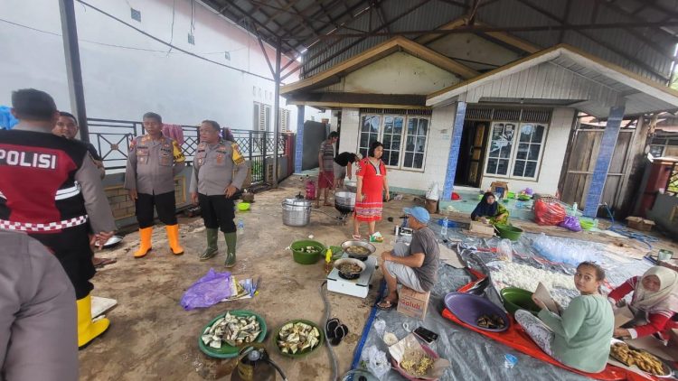 Polres Tanah Laut Buka Dapur Umum untuk Bantu Korban Banjir Bati Bati
