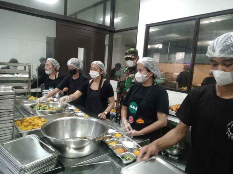 Distribusikan 6.037 Porsi Ke 24 Sekolah Wil. Koramil 03 Pasar Rebo, Ciracas Oleh Babinsa Bersama Dapur Khusus