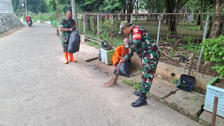 Karya Bhakti Babinsa Kramat Jati Bersihkan Fasilitas Umum