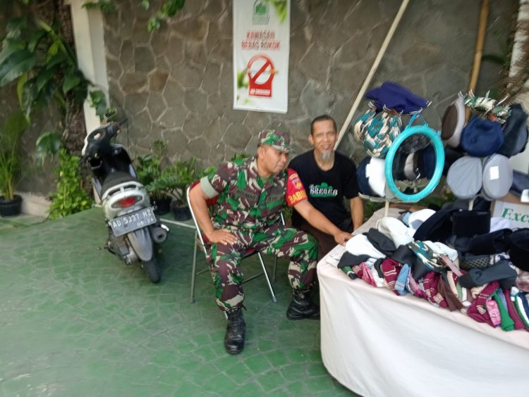 Penjual Peci Jadi Sasaran Komsosnya Babinsa Jayengan
