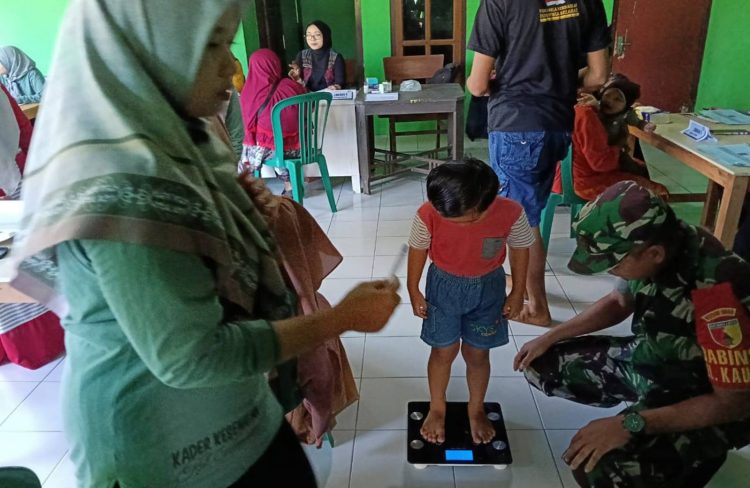 Babinsa Kauman, Cegah Stunting Dampingi Posyandu Di Srengat