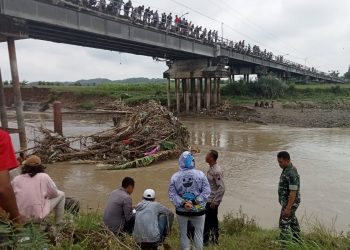 Babinsa Kemusu, Petugas Gabungan Dan Warga Melaksanakan Pencarian Dan Evakuasi Warga Yang Tenggelam