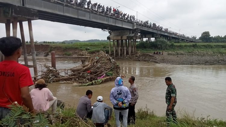 Babinsa Kemusu, Petugas Gabungan Dan Warga Melaksanakan Pencarian Dan Evakuasi Warga Yang Tenggelam