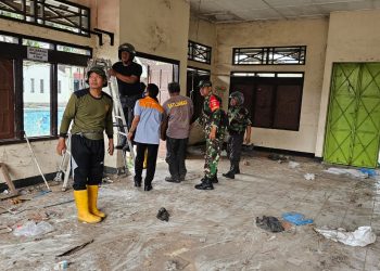 Anggota Koramil 03 Serengan Bersama Warga Gelar Kerja Bakti Pasca Robohnya Gedung Balai Kampung