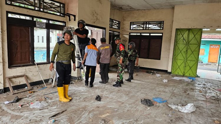 Anggota Koramil 03 Serengan Bersama Warga Gelar Kerja Bakti Pasca Robohnya Gedung Balai Kampung