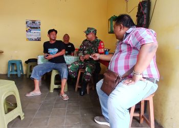 Sembari Nikmati Tahu Kupat, Babinsa Kratonan Selipkan Pesan Jaga Kebersihan Lingkungan