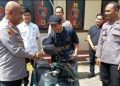 Sumringah, Kapolres Serang Serahkan Sepeda Motor Milik Korban Curanmor