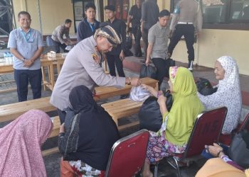 Polsek Cikande Panen Ikan Lele Program Ketapang Dibagikan ke Emak emak 