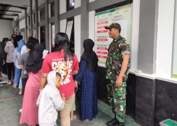 TNI Peduli Kesehatan, Serma Yudhi Dampingi Pelayanan KB dan Imunisasi Anak di Puskesmas Kratonan