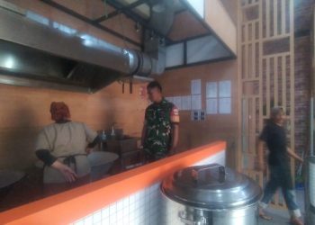 Kasdim 0505 JT Tinjau Kebersihan Dapur Khusus dan Distribusi Makan Bergizi Gratis di Pulogadung