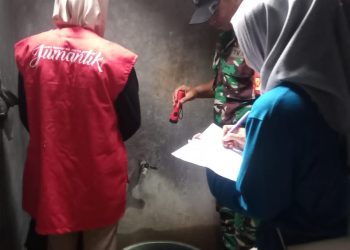 Babinsa Nogosari Bersama Petugas Kesehatan Lakukan Pengecekan Jentik Nyamuk DBD