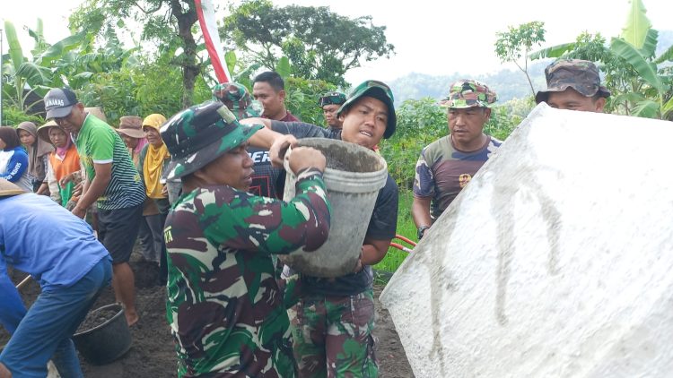 Satgas TMMD Cekatan dalam Rabat Beton, Warga Boyolali Antusias Gotong Royong