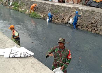 Koramil Matraman Bersama Warga dan Petugas Kebersihan Bersihkan Kali UKS