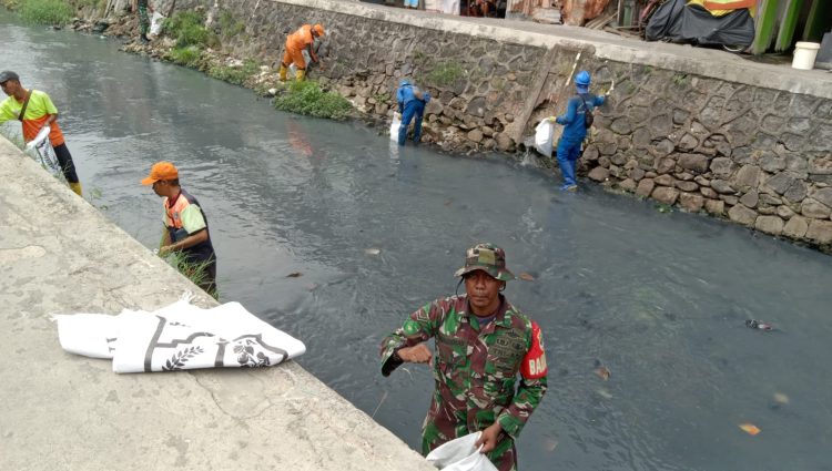 Koramil Matraman Bersama Warga dan Petugas Kebersihan Bersihkan Kali UKS