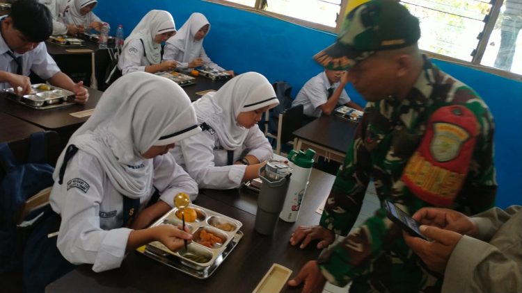 Babinsa Koramil 06 Cakung Serda Wawan Bantu Pendistribusian Makan Bergizi Gratis di SMPN 138 Jakarta