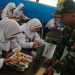 Babinsa Koramil 06 Cakung Serda Wawan Bantu Pendistribusian Makan Bergizi Gratis di SMPN 138 Jakarta