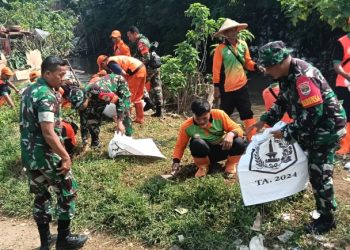 Babinsa Kelurahan Bidara Cina dan Warga Gelar Aksi Bersih-Bersih Lingkungan
