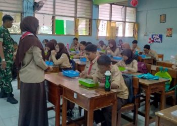 Babinsa Koramil 04/Pulogadung dan SPPG Pastikan Distribusi Makan Bergizi Gratis Tepat Waktu