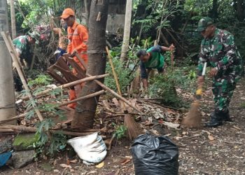 Babinsa Koramil Kramat Jati Gelar Aksi Bersih-Bersih di Taman Kota