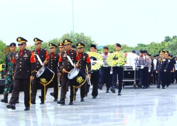 Penghormatan Terakhir, Kabareskrim Pimpin Pemakaman Komjen (Purn) Syafruddin di TMP Kalibata