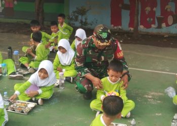Koramil 03 Pasar Rebo Kawal Distribusi 6.112 Porsi Makanan Bergizi ke 24 Sekolah