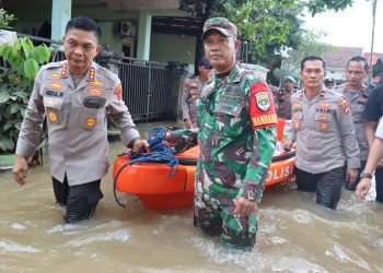 TNI-Polri Bantu Warga Terdampak Banjir di Sawangan, Depok: Bagikan Makanan dan Lakukan Pemantauan