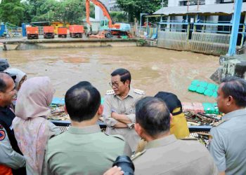 Gubernur Pramono Tinjau Kondisi Pintu Air Manggarai 