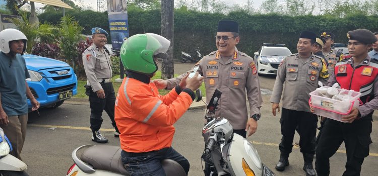 Berbagi Takjil, Kapolresta Tangerang Ajak Masyarakat Jaga Kondusifitas Wilayah