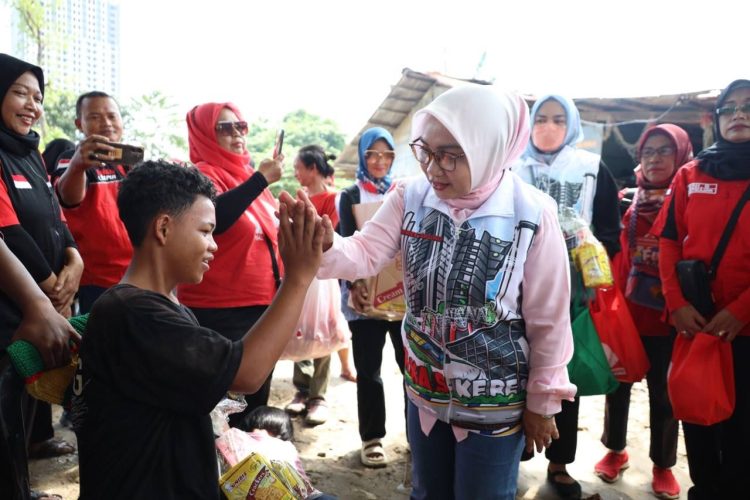 Wiwiek Hargono Ajak Anak-Anak Korban Banjir Kembali Aktif Sekolah