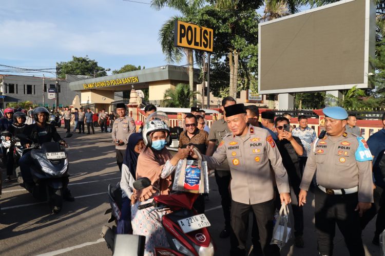 Polda Banten dan Insan Media Berbagi Takjil