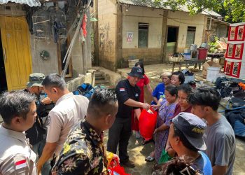 Pengadilan Negeri Jakarta Selatan Salurkan Bantuan Sembako untuk Korban Banjir 
