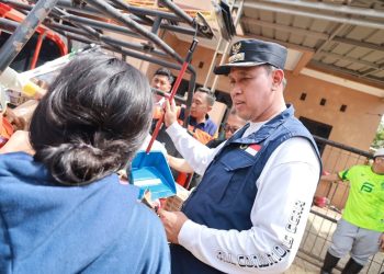 Tri Adhianto Monitoring K3 dan Bagikan Alat Kebersihan di Jatirasa