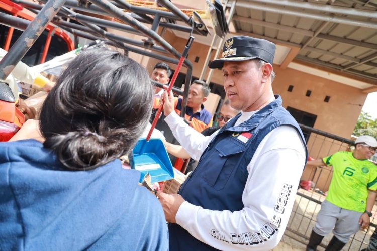 Tri Adhianto Monitoring K3 dan Bagikan Alat Kebersihan di Jatirasa