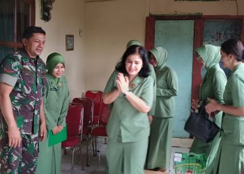 Ketua Persit KCK PD Jaya Ny. Lisa Rafael Granada Baay Berikan Tali Kasih di Kodim 0505 JT