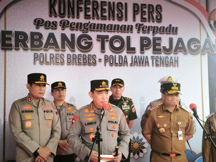 Kapolri Tinjau Posko Terpadu Pejagan, Pastikan Kesiapan Operasi Ketupat 2025