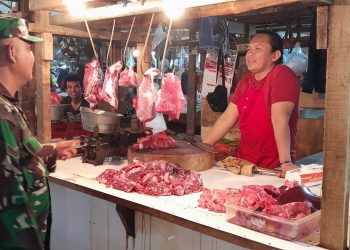 Babinsa Koramil 05 Cibitung Pantau Harga Kebutuhan Pokok di Pasar Pamor Jelang Lebaran