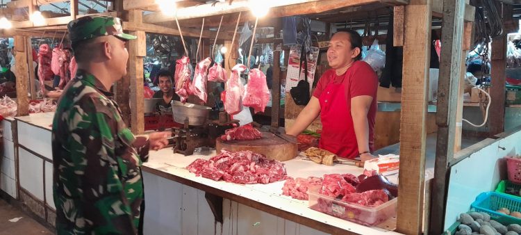 Babinsa Koramil 05 Cibitung Pantau Harga Kebutuhan Pokok di Pasar Pamor Jelang Lebaran