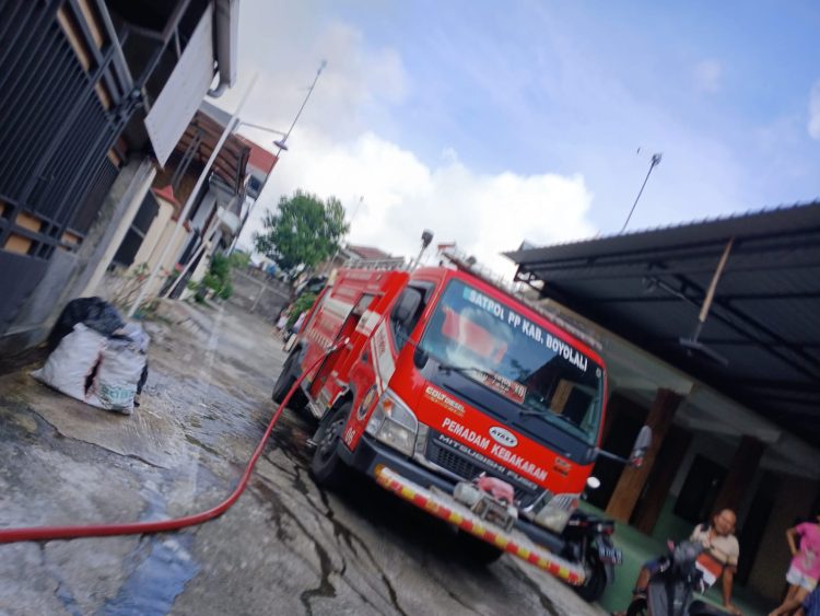 Babinsa Mojosongo Bantu Padamkan Kebakaran di Perumahan Mojosongo Permai